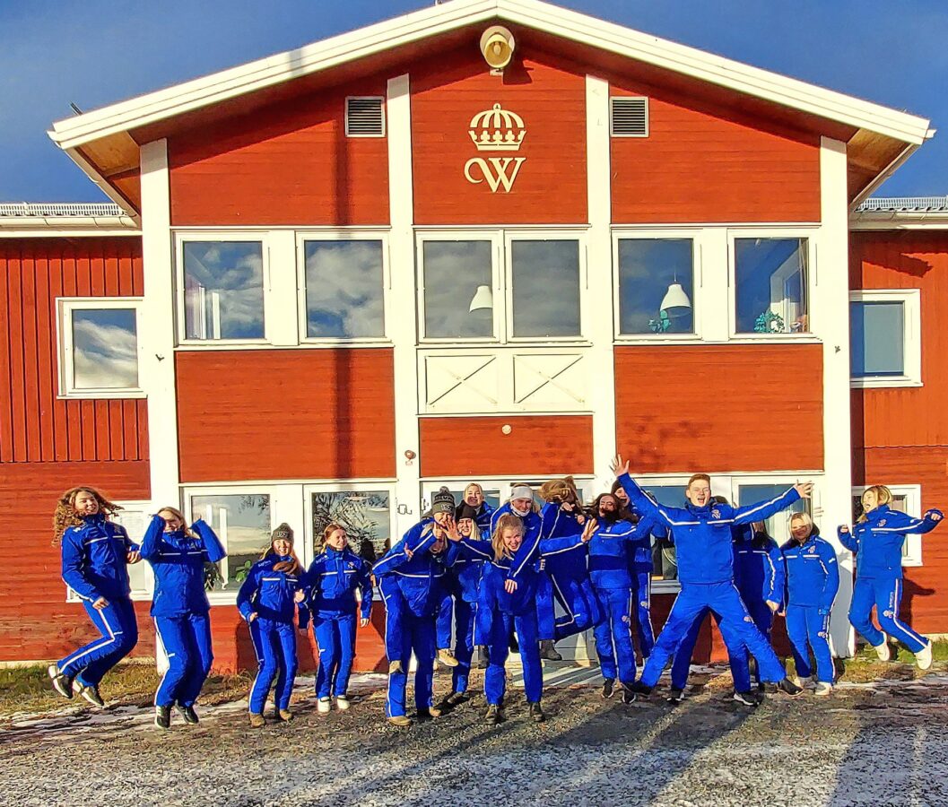 Gymnasieelever hoppar utanför skolhuset på Wången där samling sker på studiebesöksdag på gymnasiet