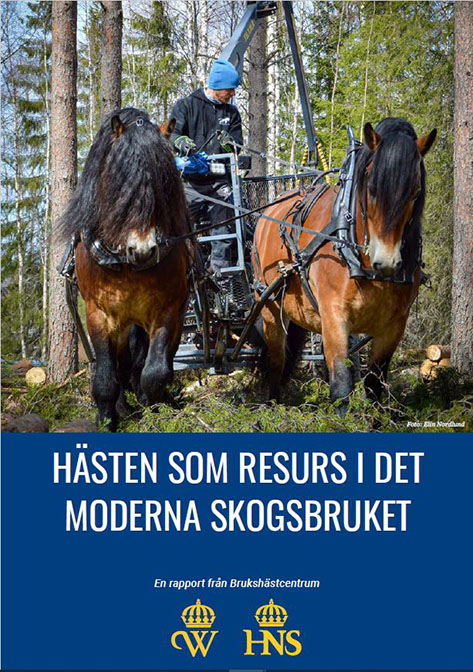 Bild på framsida av rapport. Bilden föreställer en man som kör griplastarvagn med ett par nordsvenska brukshästar
