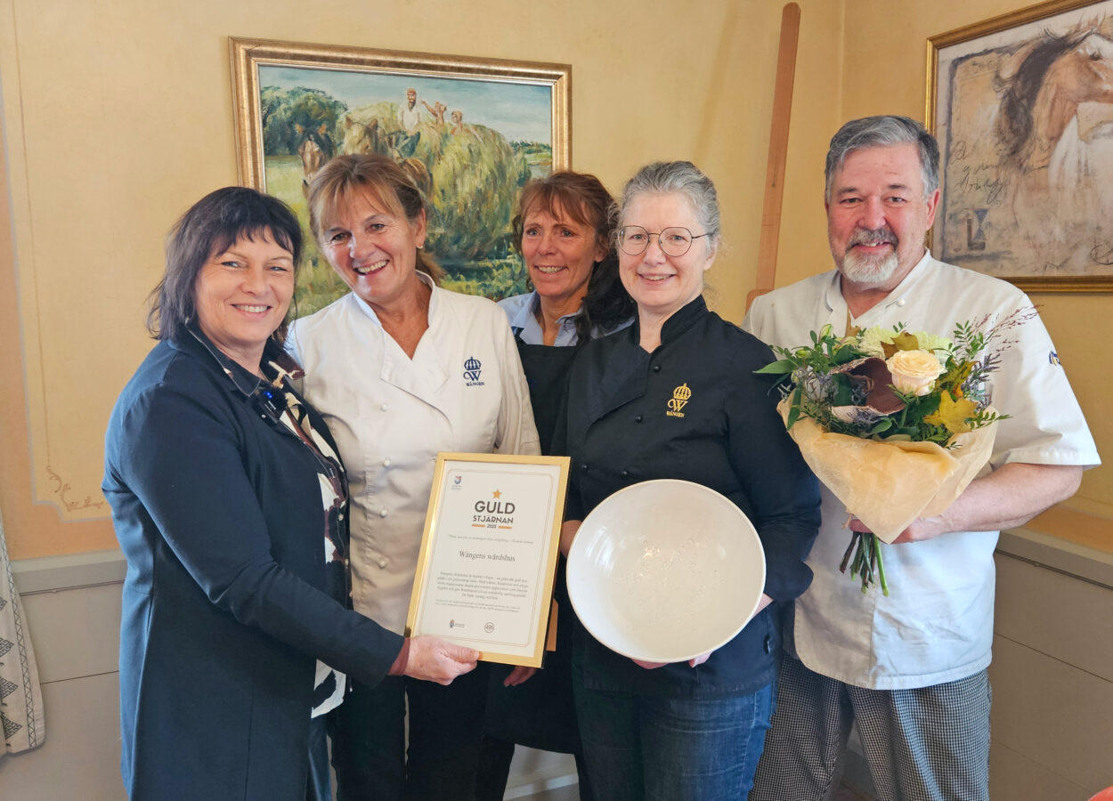 Personal med Maria Jacobsson från Krokoms kommun som delade ut pris och diplom