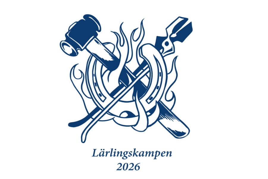 Blå grafik av en hammare, en hästsko och ett verktyg med korslagda lågor mot en vit bakgrund, symboliserar Smidestävling. Texten nedanför lyder "Lärlingskampen 2026".