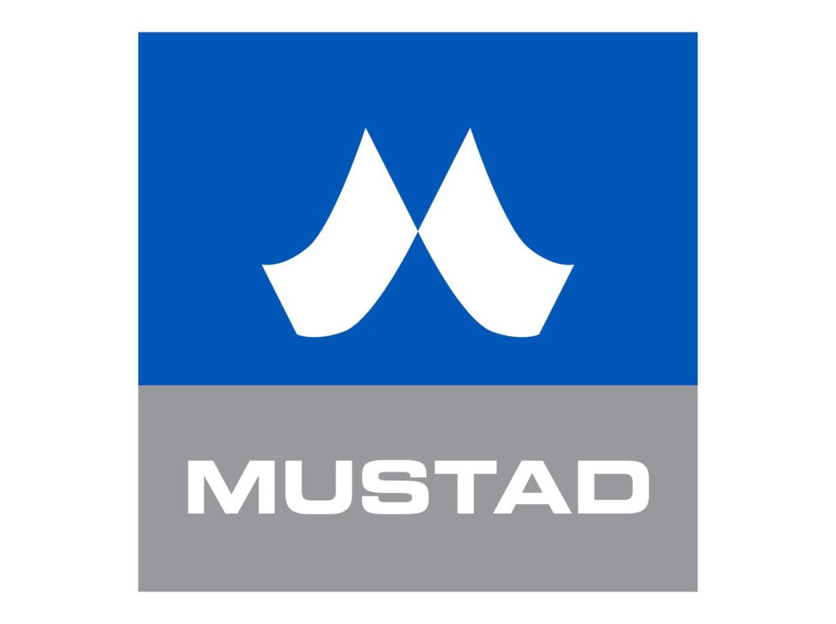 Blå och grå rektangulär logotyp med ett vitt stiliserat "M" på den blå övre halvan och ordet "MUSTAD" i vita versaler på den grå nedre halvan.
