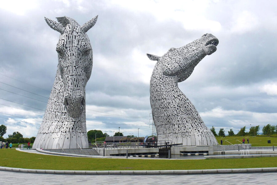 Två silverfärgade hästhuvuden står på marken