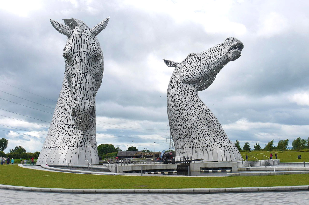 Två silverfärgade hästhuvuden står på marken