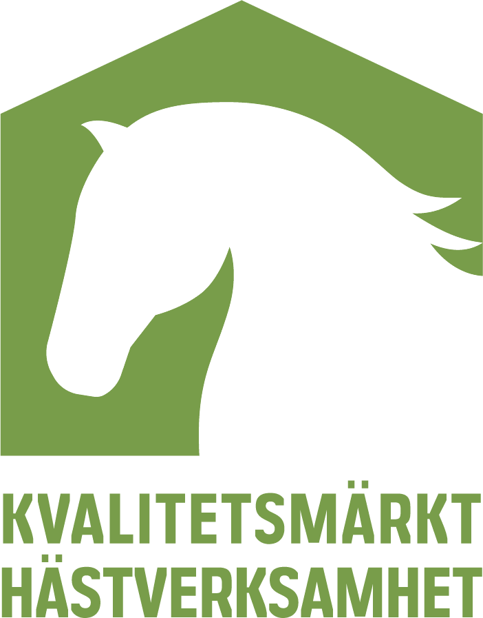 Kvalitetsmärkt hästverksamhet-logotyp med vit hästsilhuett på grön bakgrund