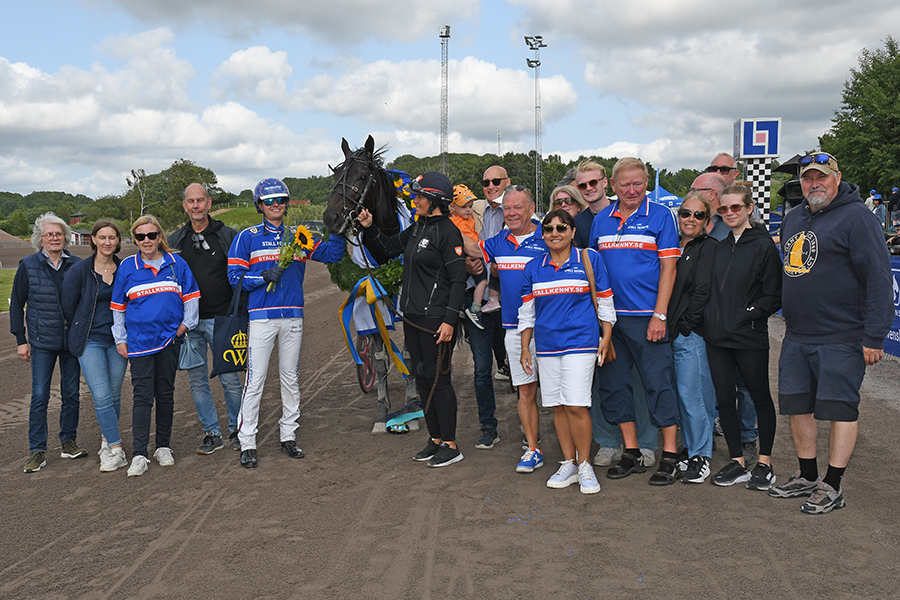 En grupp människor står runt hästen Due Due på tHalmstads travbana vid finalen av Wången Cup